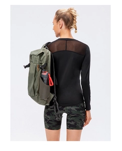 Vue arrière du haut de yoga en mesh avec short camouflage et sac à dos outdoor