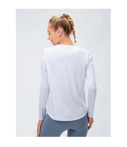 Vue arrière d'un t-shirt de yoga blanc à manches longues avec ourlet courbé et tissu respirant