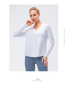 Détail du haut de yoga blanc à col en V avec texture en tissu respirant à séchage rapide