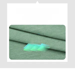 Dettaglio del tessuto a rete traspirante verde salvia per t-shirt da yoga traspirante