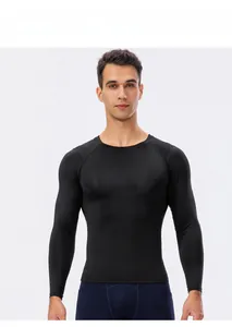Vue de face du t-shirt de sport noir ajusté à manches longues pour homme sur mannequin