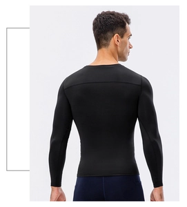 Détail des coutures ergonomiques au dos du t-shirt de compression noir pour hommes