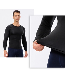 Détail du tissu respirant haute élasticité sur tee-shirt de compression sport pour hommes