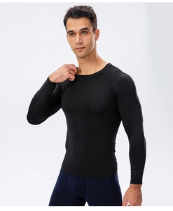 Détail de la manche du t-shirt de compression noir et tissu élastique respirant