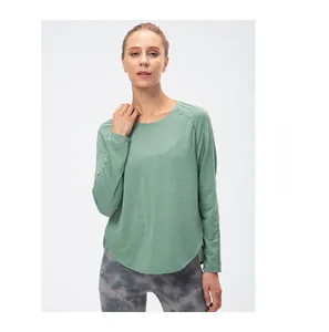 Dettaglio del top da yoga verde menta con maniche raglan e design dell'orlo curvo