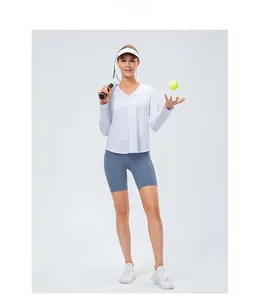 Détail du haut de yoga à manches longues et short taille haute avec accessoires