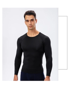 Détail du t-shirt de compression noir à manches longues pour homme avec coupe ajustée