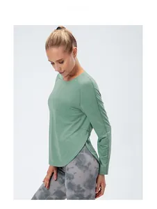 Dettaglio top da yoga ampio con orlo arrotondato e spacco laterale in verde erba sportivo