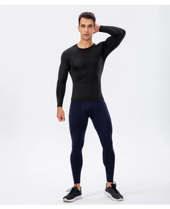 Gros plan sur l'ensemble de compression homme en tissu respirant haute élasticité