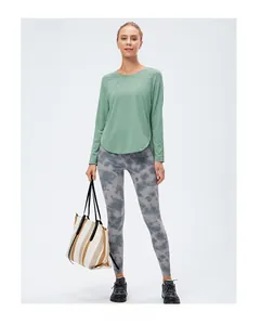 T-shirt sportiva a maniche lunghe verde fagiolo con leggings yoga grigi effetto tie-dye
