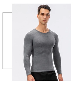 Détail de haut de compression gris homme à manches longues avec coutures plates raglan