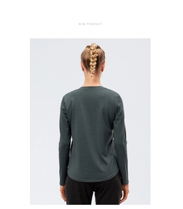 Détail d'un t-shirt de sport à manches longues pour femme avec ourlet arrondi et maille douce