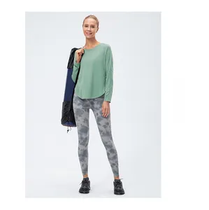 Dettaglio del top da yoga verde menta con orlo curvo e leggings effetto marmo