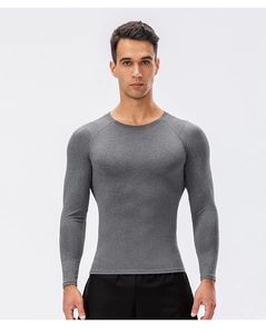 Gros plan sur un t-shirt de compression gris pour homme avec manches raglan sport