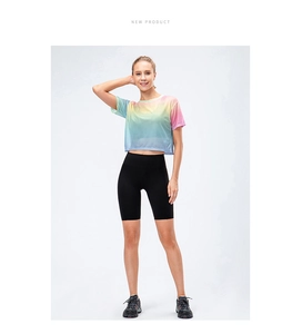 Detail of loose gradient short sleeve yoga shirt with breathable mesh texture