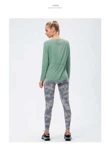 Vista posteriore della maglia yoga verde da donna in tessuto traspirante ad asciugatura rapida