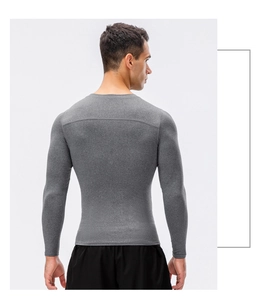 Détail du t-shirt de compression gris montrant les coutures plates et la coupe ajustée