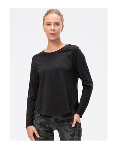 Dettaglio della maglietta da yoga nera da donna e leggings fitness con stampa mimetica