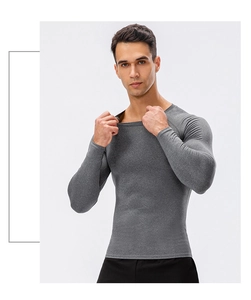 Gros plan du t-shirt de compression gris à manches longues avec tissu extensible et col rond