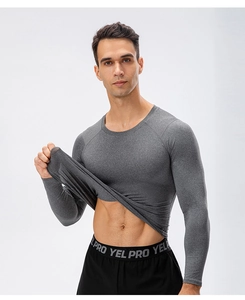 Détail du t-shirt de compression gris montrant l'élasticité élevée lors d'un étirement