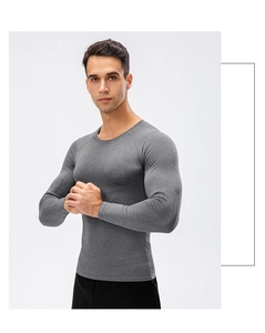 Détail du t-shirt de compression gris montrant le tissu sec et les coutures sport