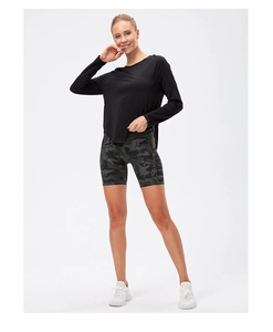 Completo sportivo da donna con maglia nera a maniche lunghe e leggings mimetici