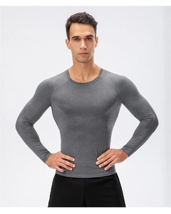 Vue détaillée du t-shirt de compression gris chiné avec manches raglan et coutures plates