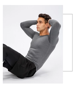 Vue détaillée de face d'un t-shirt de compression gris pour homme en tissu extensible