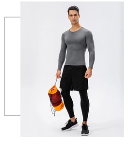 Détail de l'ensemble de sport pour hommes avec haut gris à manches longues et sac orange