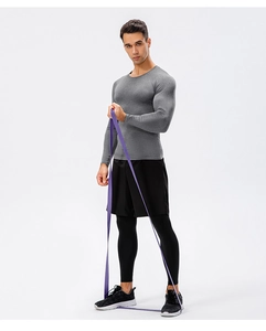 Détail du haut de compression gris pour homme en tissu extensible respirant pour le sport