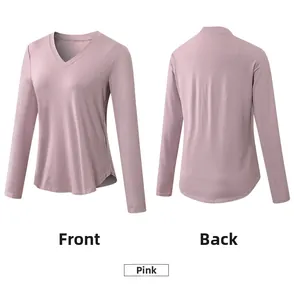 Vue détaillée avant et arrière du t-shirt de yoga rose à manches longues et col en V