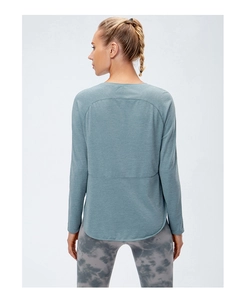 Vista posteriore della maglia da yoga blu a maniche lunghe con orlo curvo da donna