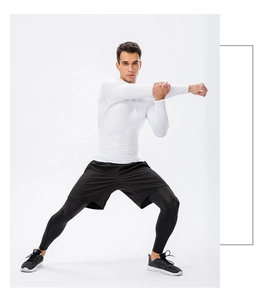 Ensemble de sport de compression pour hommes avec haut blanc et legging noir sur modèle