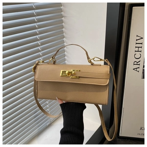 Détail du mini sac à main kaki avec fermoir pivotant doré et finition en cuir texturé