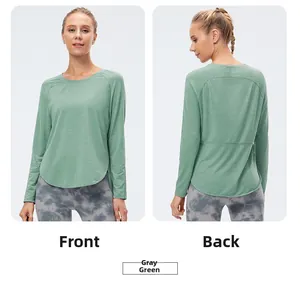 Top da yoga verde salvia a maniche lunghe con vista fronte e retro e orlo curvo