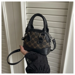Dettaglio della borsa vintage con motivo monogramma classico e bordi neri rinforzati