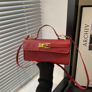 Mini sac à main rouge en cuir avec fermoir doré rotatif et bandoulière amovible