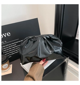 Détail d'une pochette nuage en cuir PU plissé noir brillant avec fermoir baiser