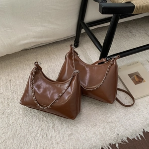 Sac hobo marron foncé brillant avec chaîne argentée et bandoulière en cuir souple