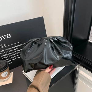 Pochette nuage noire brillante avec plis élégants et texture en similicuir souple