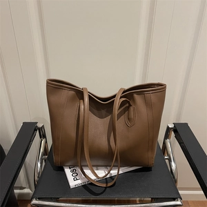 Retro large capacity dark brown tote bag in minimalist faux leather for daily commuting
