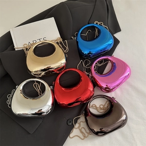 Mini-Metallic-Umhängetaschen mit runden Griffen und Kettenriemen in mehreren Farben