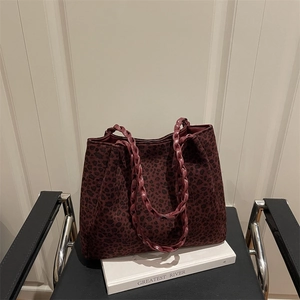 Sac Fourre-tout en Suède pour Femmes Imprimé Léopard Grande Capacité Sac à Épaule Avec Poignée Tissée Et Pendentif Mode Rétro