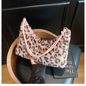 Détail du sac hobo en peluche léopard rose avec bandoulière nouée et boucle dorée