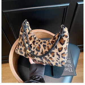 Détail du sac à bandoulière léopard en fausse fourrure avec texture pelucheuse et sangle
