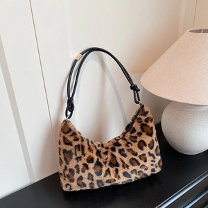 Sac à épaule en fausse fourrure léopard avec détails de nœuds dans un décor minimaliste
