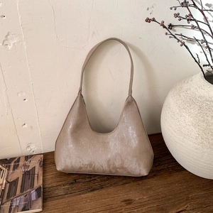 Sac hobo kaki minimaliste avec texture verticale et design élégant à bandoulière