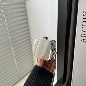 Mini sac bandoulière carré en acrylique miroir argenté avec chaîne mode 2025
