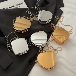 Mini sacs métalliques en forme de cœur et géométriques en finitions or et argent