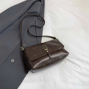 Borsa a tracolla retrò marrone scuro grande capacità con fibbia metallica su un blazer